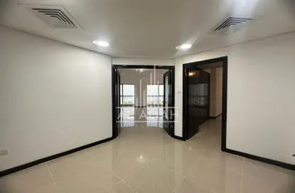 شقة - 3 غرف نوم - 3 حمامات للايجار في برج سيلفر - شارع الكورنيش - أبوظبي