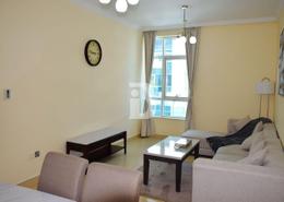 صورةغرفة المعيشة لـ: شقة - 2 غرف نوم - 2 حمامات للبيع في دورار1 - مجمع دبي ريزيدنس - دبي, صورة 1