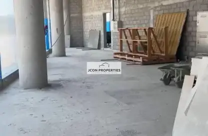 صالة عرض - استوديو - 2 حمامات للايجار في شارع الشيخ زايد - دبي