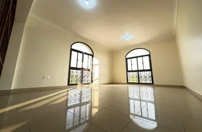صورة لـ غرفة فارغة فيلا - 6 غرف نوم - 7 حمامات للايجار في القبيسات - المشرف - أبوظبي ، صورة رقم 1