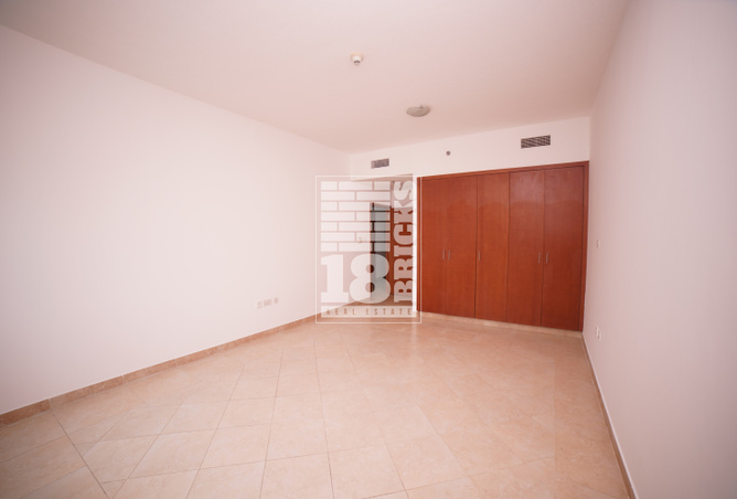 Vacant Corner Unit Fitted Wardrobes Ref 18bricks 1519788