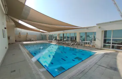صورة لـ حوض سباحة شقة - غرفة نوم - 2 حمامات للايجار في برج السيف - شاطئ الراحة - أبوظبي ، صورة رقم 1