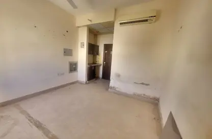 شقة - 1 حمام للايجار في بناية البطينة 9 - البطينة - الشارقة شقة - 1 حمام للايجار في بناية البطينة 9 - البطينة - الشارقة