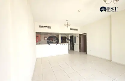شقة - غرفة نوم - 2 حمامات للبيع في طراز إماراتي - المدينة الدولية - دبي