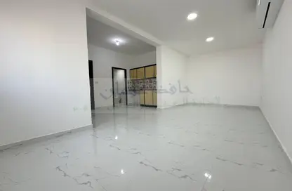 صورة لـ غرفة فارغة شقة - 1 حمام للايجار في بناية المرور - شارع سلطان بن زايد الاول - منطقة المرور - أبوظبي ، صورة رقم 1