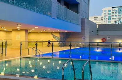 صورة لـ حوض سباحة شقة - 3 غرف نوم - 5 حمامات للايجار في سي 2 الراحة تاور - الدانة - شاطئ الراحة - أبوظبي ، صورة رقم 1
