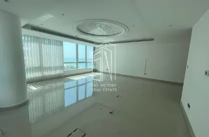نصف طابق - استوديو - 2 حمامات للايجار في شارع الكورنيش - أبوظبي
