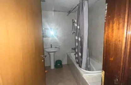 شقة - غرفة نوم - 2 حمامات للايجار في 2 مبنى تايجر - شارع التعاون - التعاون - الشارقة