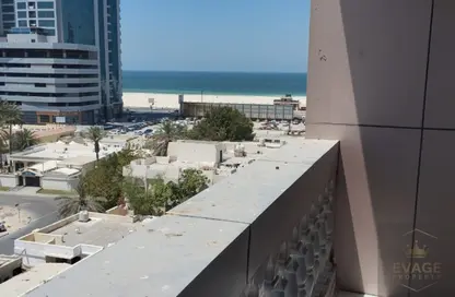 شقة - 2 غرف نوم - 2 حمامات للايجار في طريق كورنيش عجمان - عجمان