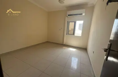 شقة - غرفة نوم - 2 حمامات للايجار في بناء النباعة - النبعة - الشرق - الشارقة