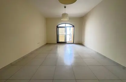 شقة - 2 غرف نوم - 3 حمامات للايجار في بناية الوليد - قرية الجميرا سركل - دبي