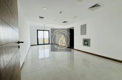 شقة - 2 غرف نوم - 3 حمامات للايجار في مساكن كورنيش عجمان - طريق كورنيش عجمان - عجمان