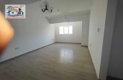 شقة - 2 غرف نوم - 2 حمامات للايجار في بناء النباعة - النبعة - الشرق - الشارقة