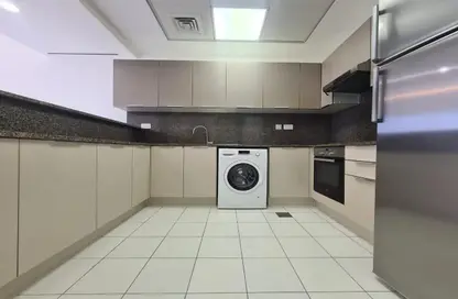 صورة لـ مطبخ شقة - غرفة نوم - 2 حمامات للايجار في مدينة خليفة أ - مدينة خليفة - أبوظبي ، صورة رقم 1