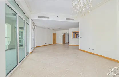 Apartment - 3 Bedrooms - 4 Bathrooms for rent in Al Anbara - Shoreline Apartments - Palm Jumeirah - Dubai
