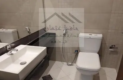 شقة - 2 غرف نوم - 3 حمامات للايجار في الروضة - أبوظبي