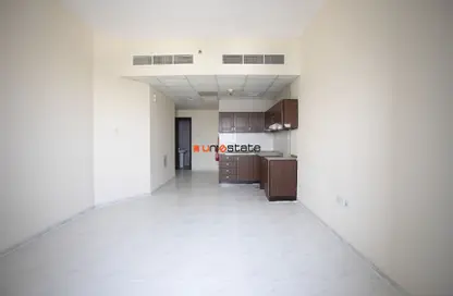 Empty Room image for: Apartment - 1 Bathroom for rent in RAK Tower - Al Seer - Ras Al Khaimah, Image 1