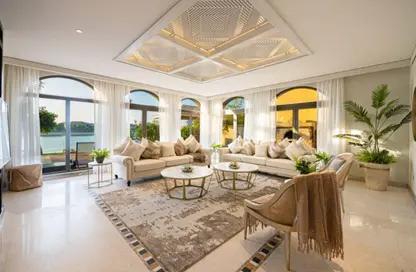 Villa - 5 Bedrooms - 5 Bathrooms for rent in Palm Jumeirah - Dubai
