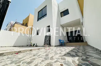 فيلا - 4 غرف نوم - 6 حمامات للايجار في الكرامة - أبوظبي