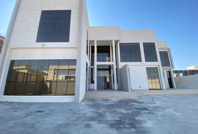 LUXURIOUS 5 MASTER BEDROOMS VILLA IN MBZ CITY