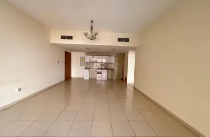 شقة - غرفة نوم - 2 حمامات للايجار في الخزامى 1 - حدائق الإمارات 1 - قرية الجميرا سركل - دبي