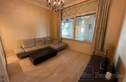 Living Room image for: Apartment - 1 Bedroom - 2 Bathrooms for rent in Al Hatimi - Shoreline Apartments - Palm Jumeirah - Dubai, Image 1