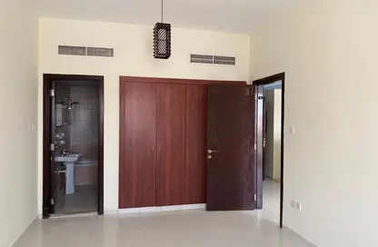شقة - غرفة نوم - 2 حمامات للايجار في L11 - طراز يوناني - المدينة الدولية - دبي