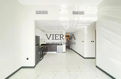 شقة - 2 غرف نوم - 2 حمامات للايجار في برج روكان B - برج روكان - روكان - دبي لاند - دبي شقة - 2 غرف نوم - 2 حمامات للايجار في برج روكان B - برج روكان - روكان - دبي لاند - دبي