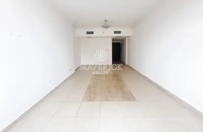 Empty Room image for: Apartment - 2 Bedrooms - 3 Bathrooms for rent in Al Alia Tower - Al Khan - Sharjah, Image 1