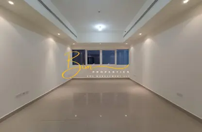 شقة - 2 غرف نوم - 3 حمامات للايجار في برج الصقر الذهبي - شارع حمدان - أبوظبي