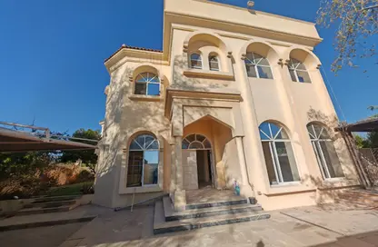 Villa - 4 Bedrooms - 5 Bathrooms for rent in Jumeirah 1 Villas - Jumeirah 1 - Jumeirah - Dubai