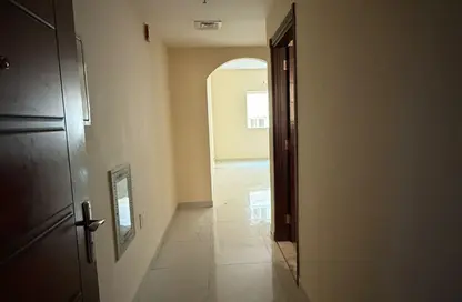 شقة - 2 غرف نوم - 2 حمامات للايجار في مجمع مويلح - تجارية مويلح - الشارقة