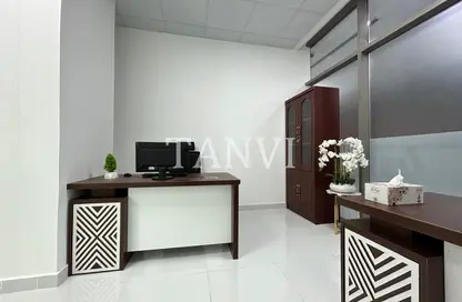 Office Space - Studio - 1 Bathroom for rent in Red Avenue - Al Garhoud - Dubai