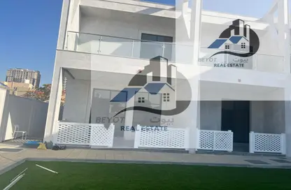 فيلا - 3 غرف نوم - 4 حمامات للايجار في طريق كورنيش عجمان - عجمان