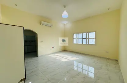 صورة لـ غرفة فارغة شقة - 1 حمام للايجار في الشامخة - أبوظبي ، صورة رقم 1