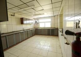 صورةمطبخ لـ: سكن الموظفين - 8 حمامات للكراء في السجع - الشارقة, صورة 1