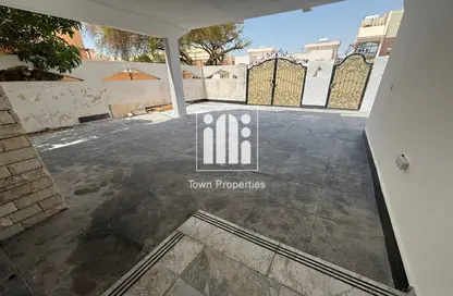 Villa - 5 Bedrooms - 6 Bathrooms for rent in Al Karamah - Abu Dhabi