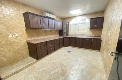صورة لـ مطبخ شقة - 3 غرف نوم - 3 حمامات للايجار في فيلات مدينة خليفة آيه - مدينة خليفة أ - مدينة خليفة - أبوظبي ، صورة رقم 1
