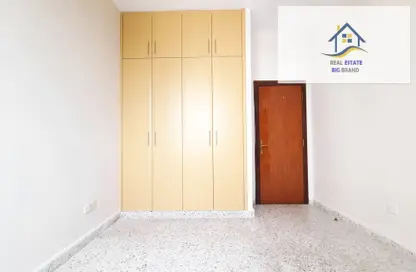 صورة لـ غرفة- غرفة النوم شقة - 3 غرف نوم - 3 حمامات للايجار في شارع المطار - أبوظبي ، صورة رقم 1