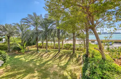 Garden image for: Villa - 5 Bedrooms - 6 Bathrooms for rent in Palm Jumeirah - Dubai, Image 1