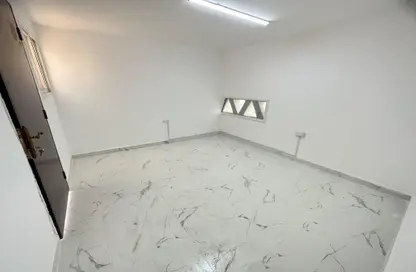 Empty Room image for: Apartment - 1 Bathroom for rent in Al Wahda Street - Al Wahda - Abu Dhabi, Image 1