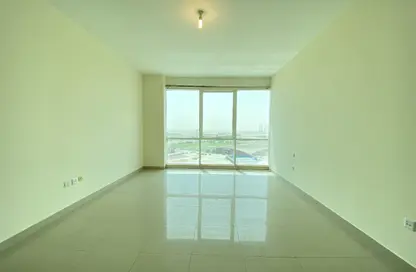 شقة - غرفة نوم - 2 حمامات للايجار في المساكن الحمراء - مدينة دبي الرياضية - دبي