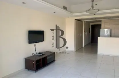Living Room image for: Apartment - 1 Bathroom for rent in Al Waleed Paradise - Lake Elucio - Jumeirah Lake Towers - Dubai, Image 1