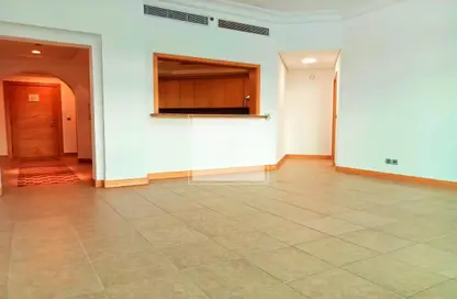 Apartment - 2 Bedrooms - 2 Bathrooms for rent in Al Tamr - Shoreline Apartments - Palm Jumeirah - Dubai