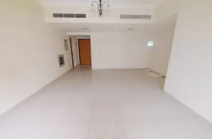 شقة - 3 غرف نوم - 3 حمامات للايجار في الثاني مويلح - تجارية مويلح - الشارقة شقة - 3 غرف نوم - 3 حمامات للايجار في الثاني مويلح - تجارية مويلح - الشارقة