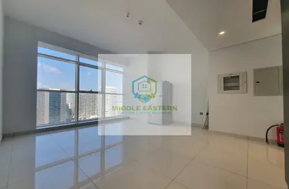 Empty Room image for: Apartment - 1 Bathroom for rent in Danet Abu Dhabi - Abu Dhabi, Image 1