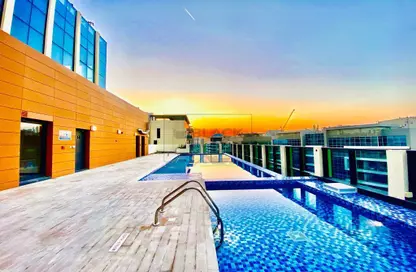 صورة لـ حوض سباحة شقة - 2 غرف نوم - 3 حمامات للايجار في شاطئ الراحة - أبوظبي ، صورة رقم 1