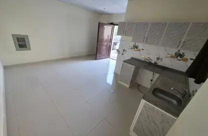 شقة - 1 حمام للايجار في مساكن كورنيش عجمان - طريق كورنيش عجمان - عجمان