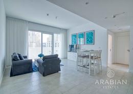 صورةغرفة المعيشة / غرفة الطعام لـ: شقة - 1 غرفة نوم - 2 حمامات للبيع في لا في - مساكن شاطئ الجميرا - دبي, صورة 1