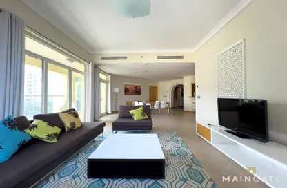 Living Room image for: Apartment - 3 Bedrooms - 3 Bathrooms for rent in Al Das - Shoreline Apartments - Palm Jumeirah - Dubai, Image 1
